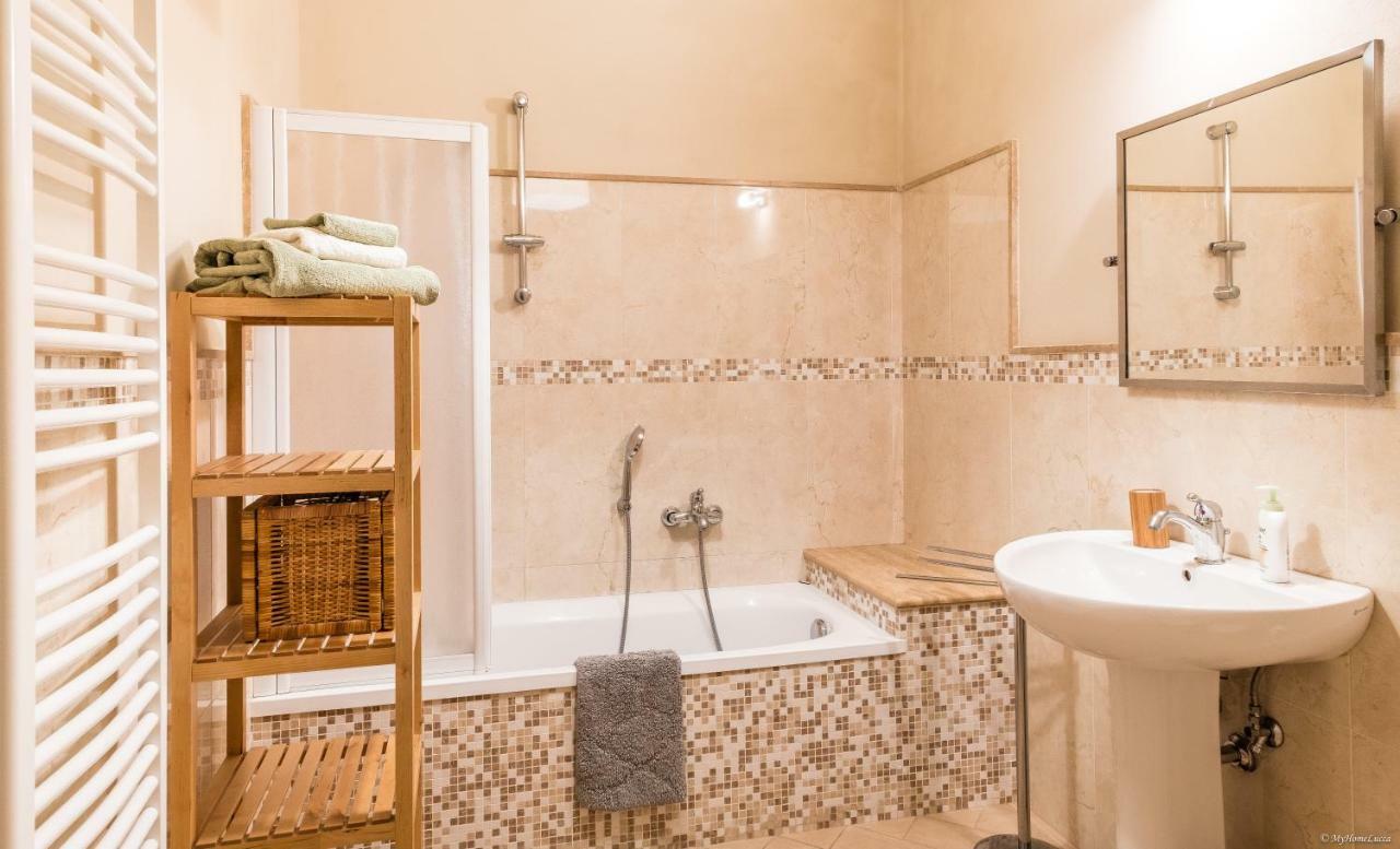 La Delizia Central Apartment Lucca Bagian luar foto